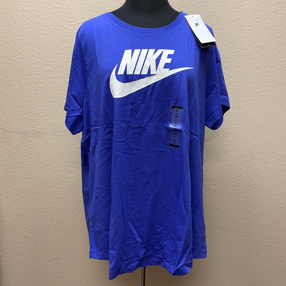 Nike Women's Sportswear Essential Futura Tee, 2X